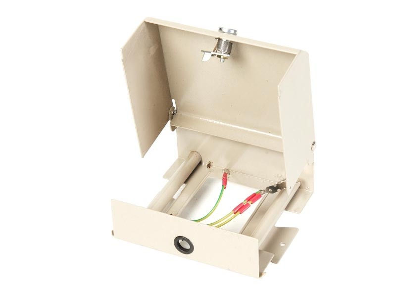 Коробка распределительная на 3 (макс d кабеля 10мм) плинта металлическая (12*13,5*7см), замок